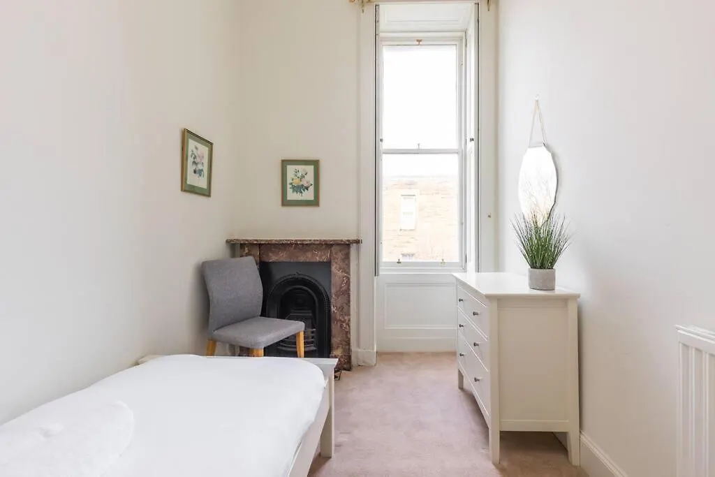 Stunning 3 Bedroom Flat In Bruntsfield Edimburgo 0*,